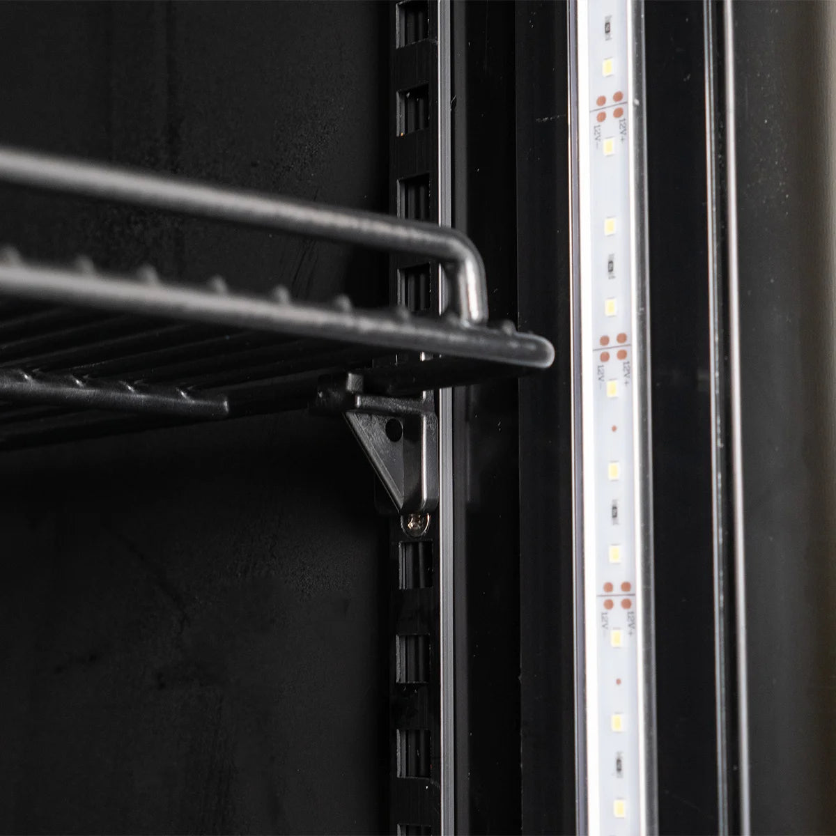 Getränkekühlschrank GKS-160 Slim, 160 Liter Kühlraumvolumen, Innenbeleuchtung, schwarz