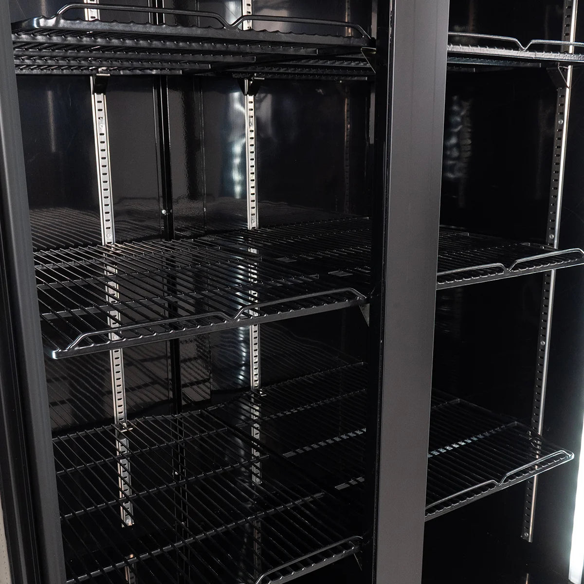 Getränkekühlschrank ECO 630 mit Leuchtaufsatz und Klapptüren