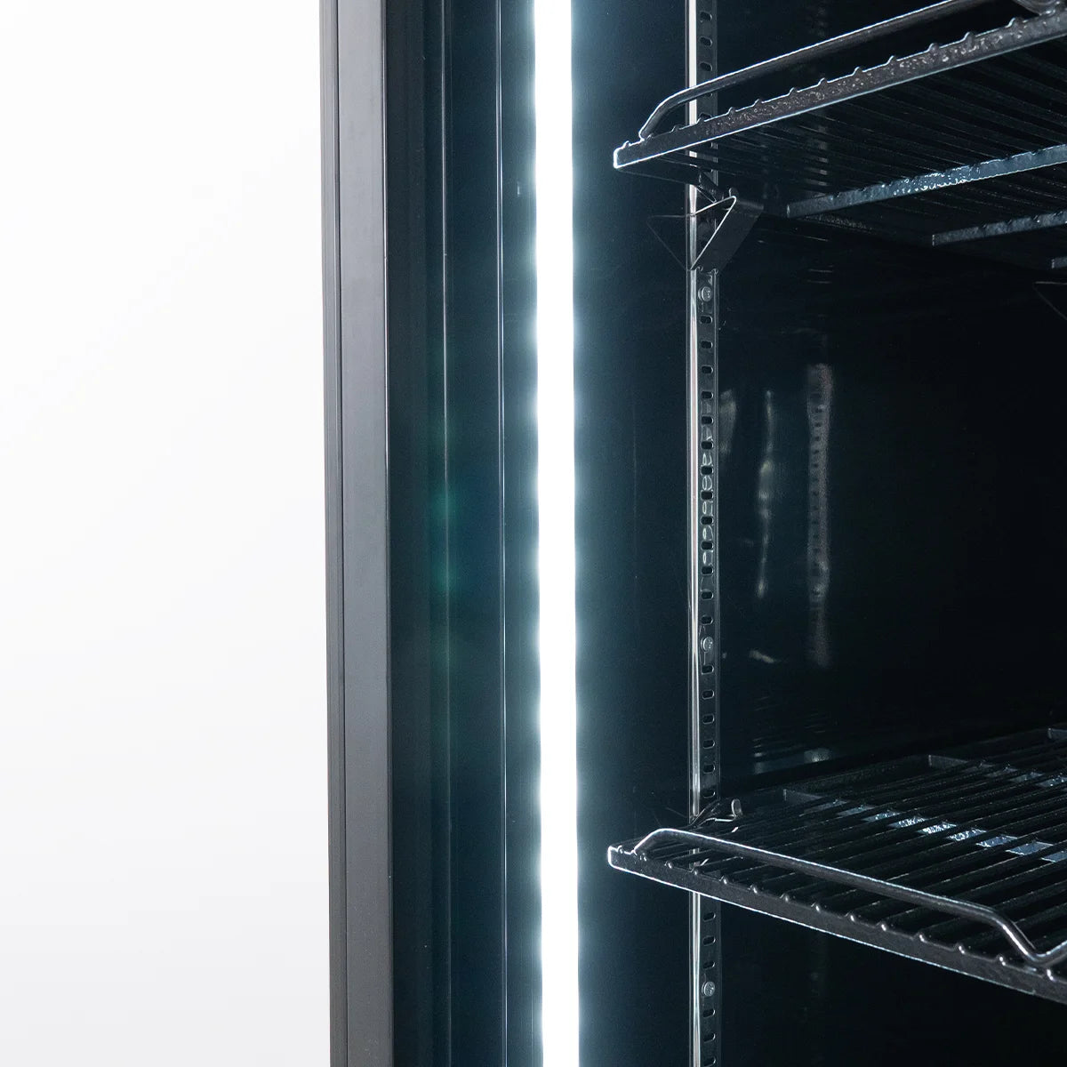 Getränkekühlschrank ECO 630 mit Leuchtaufsatz und Schiebetüren