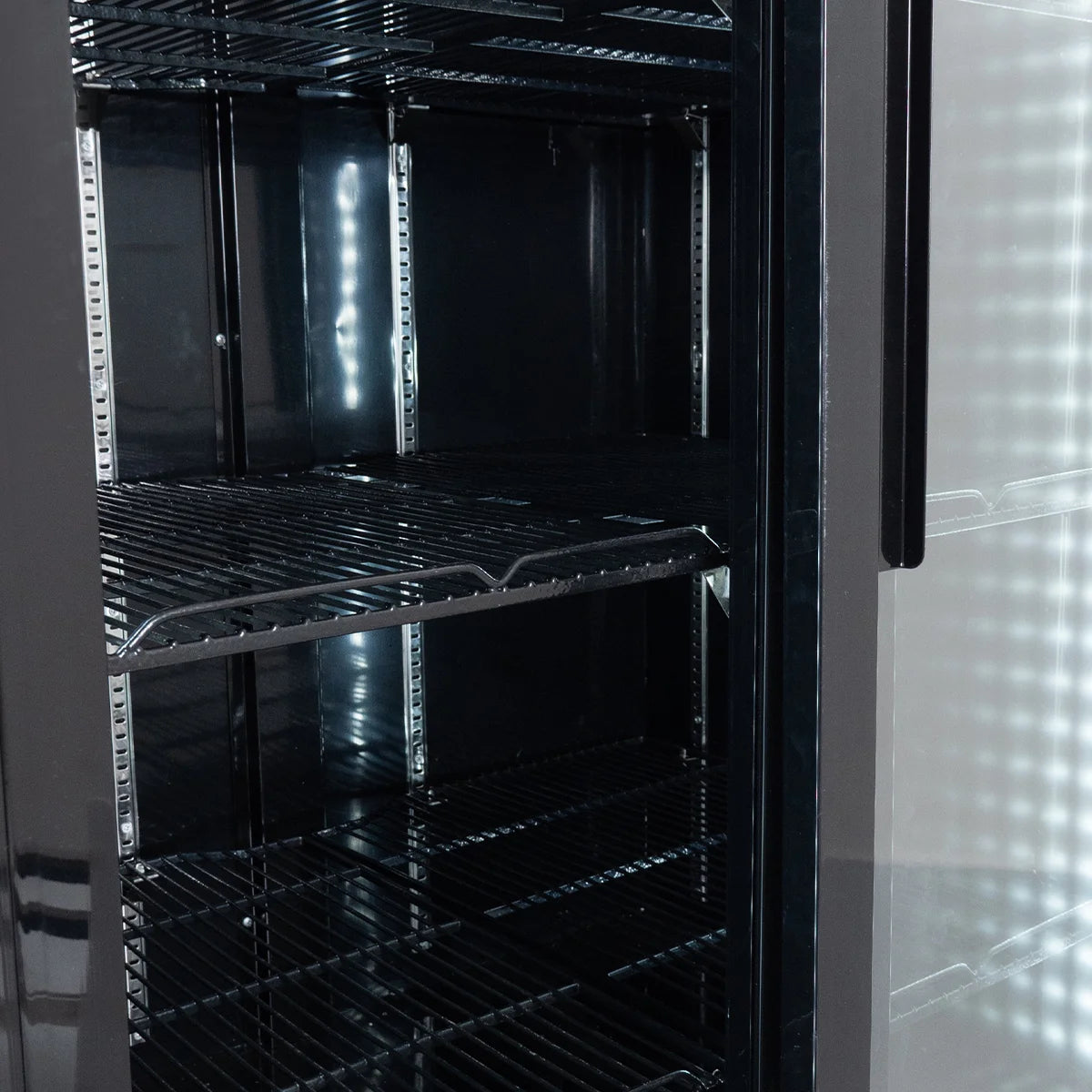 Getränkekühlschrank ECO 630 mit Leuchtaufsatz und Schiebetüren