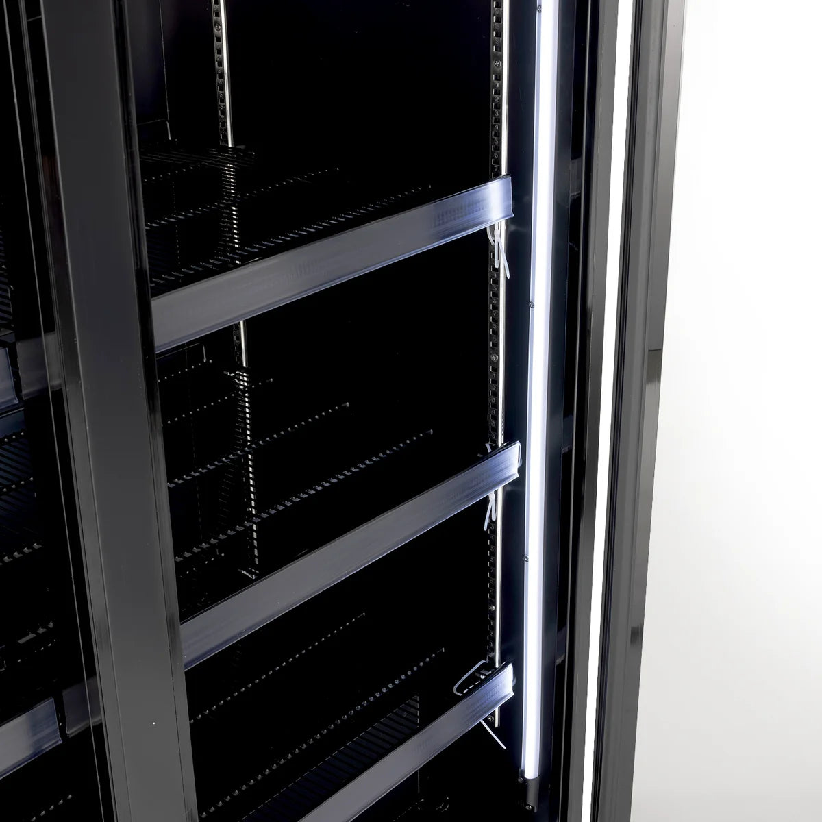 Gastro-Cool GD1600 Getränkekühlschrank 1716 Liter mit 3 Klapptüren, LED Beleuchtung, schwarz
