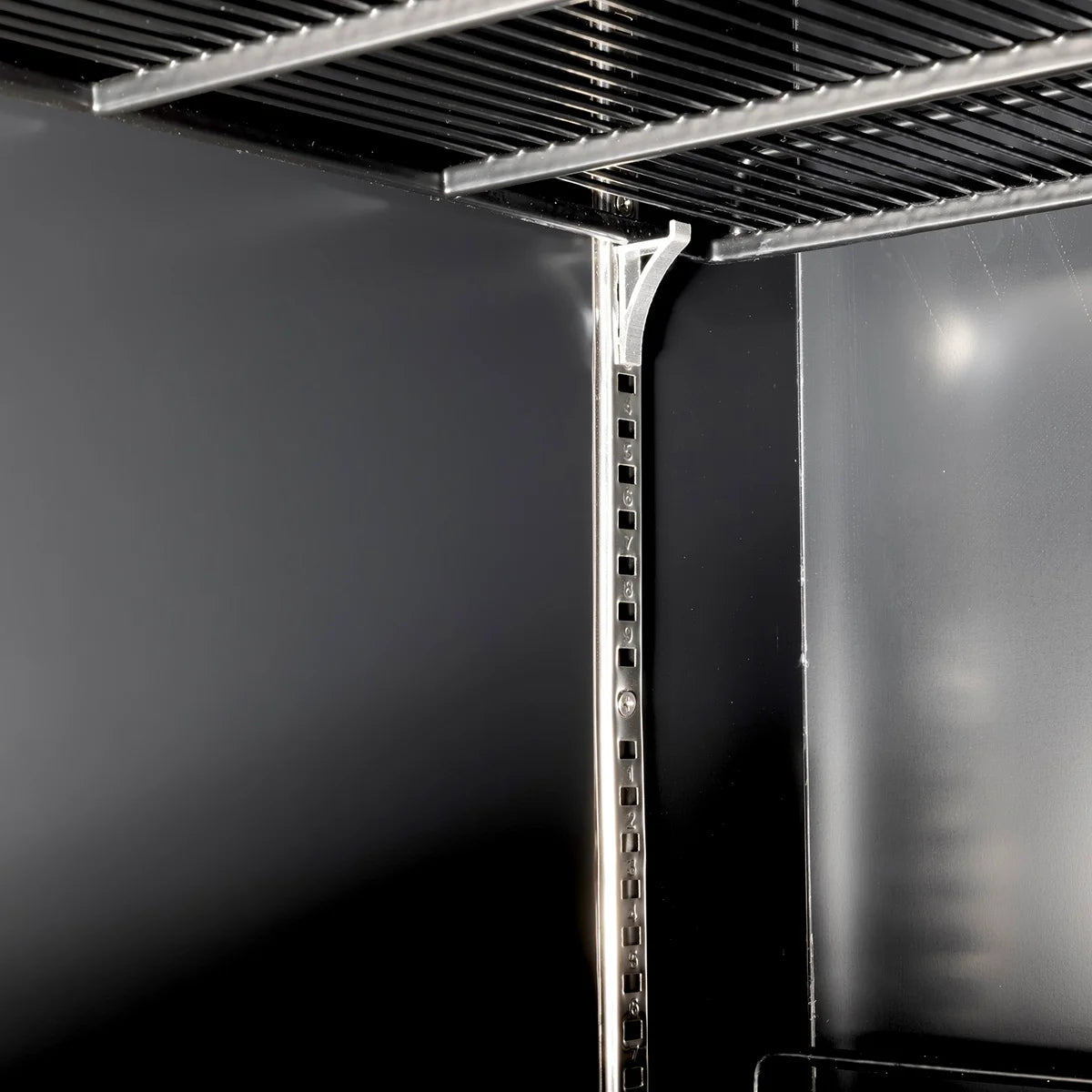 Gastro-Cool GD1600 Getränkekühlschrank 1716 Liter mit 3 Klapptüren, LED Beleuchtung, schwarz