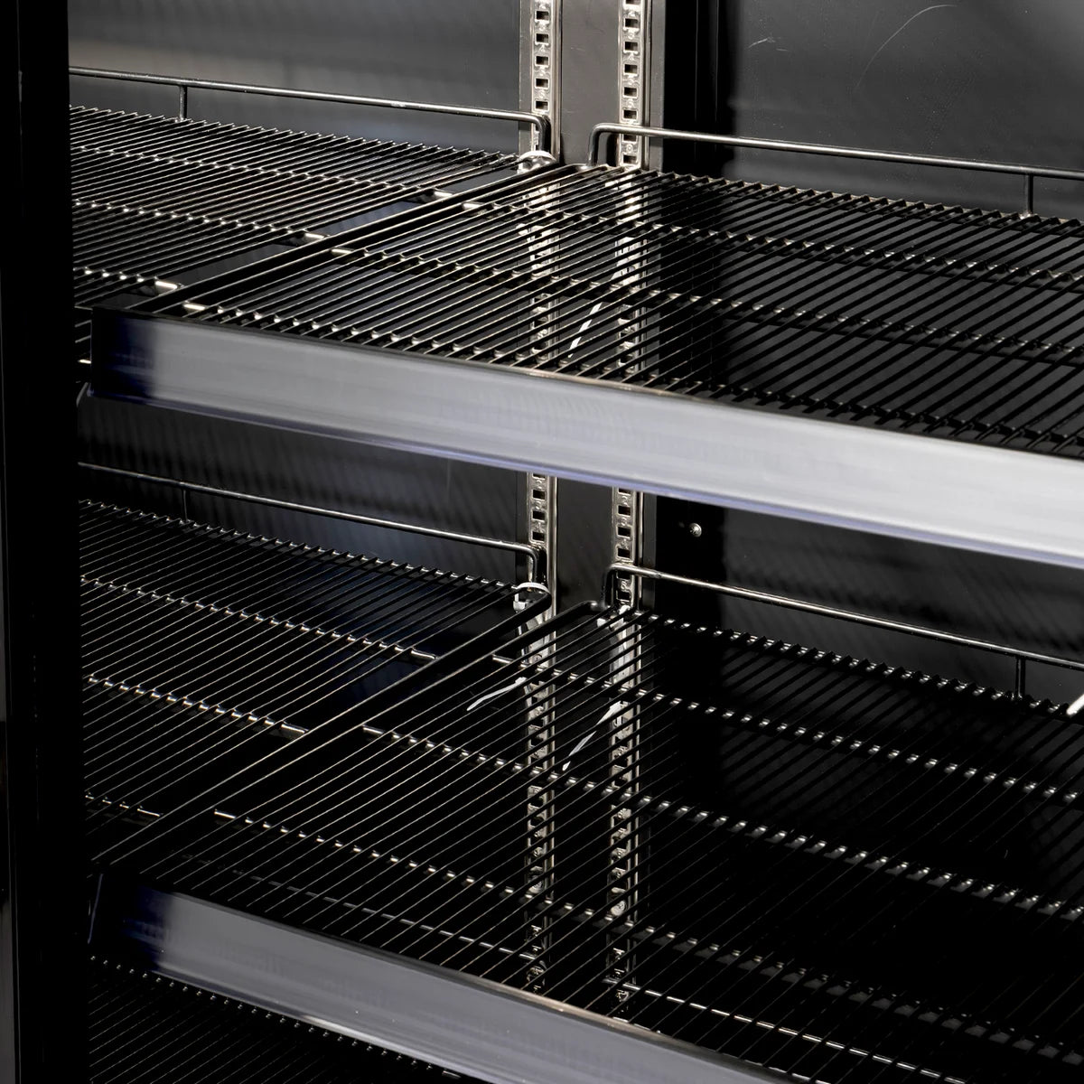 Gastro-Cool GD1600 Getränkekühlschrank 1716 Liter mit 3 Klapptüren, LED Beleuchtung, schwarz