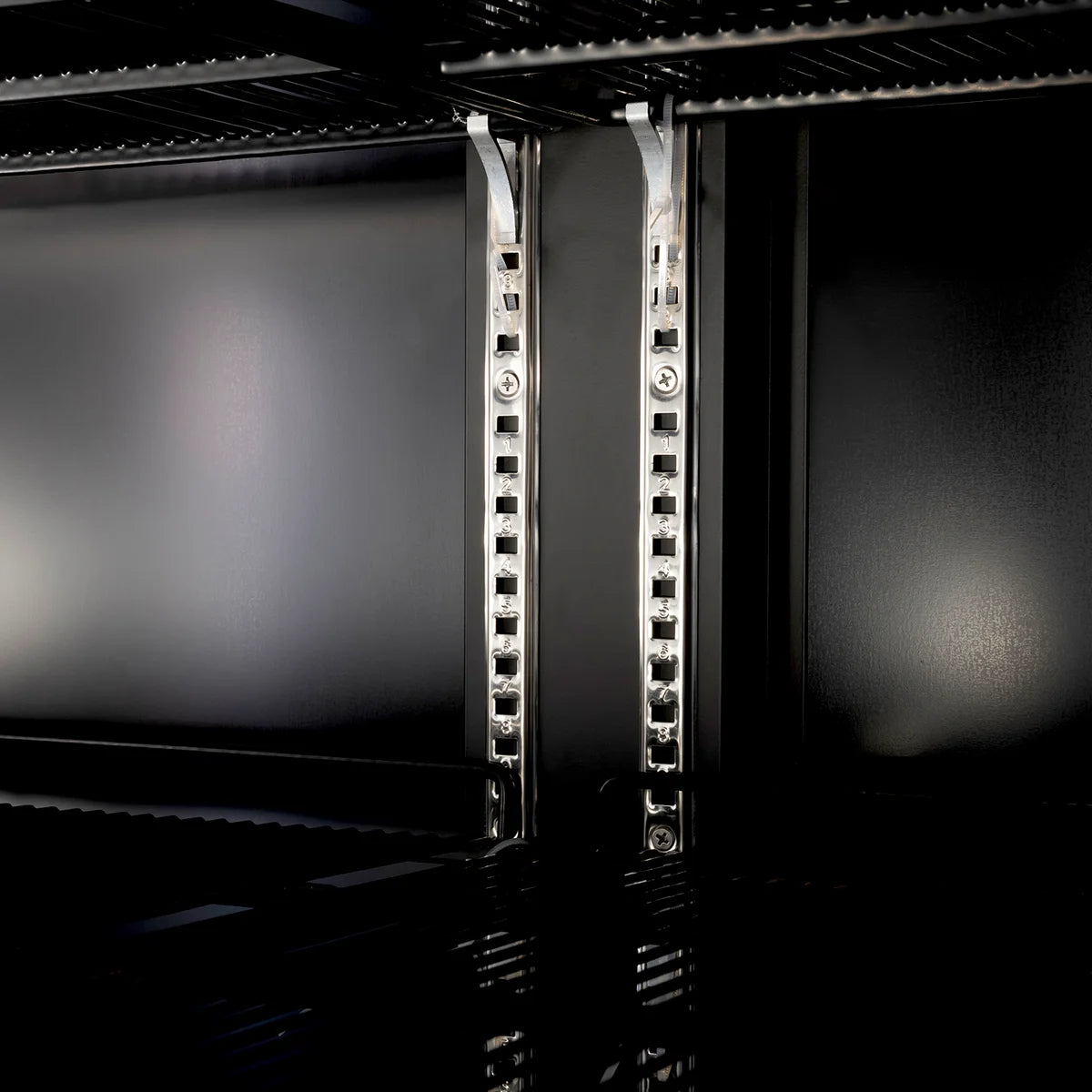 Gastro-Cool GD2200 Getränkekühlschrank 2218 Liter mit 4 Klapptüren, LED Beleuchtung, schwarz