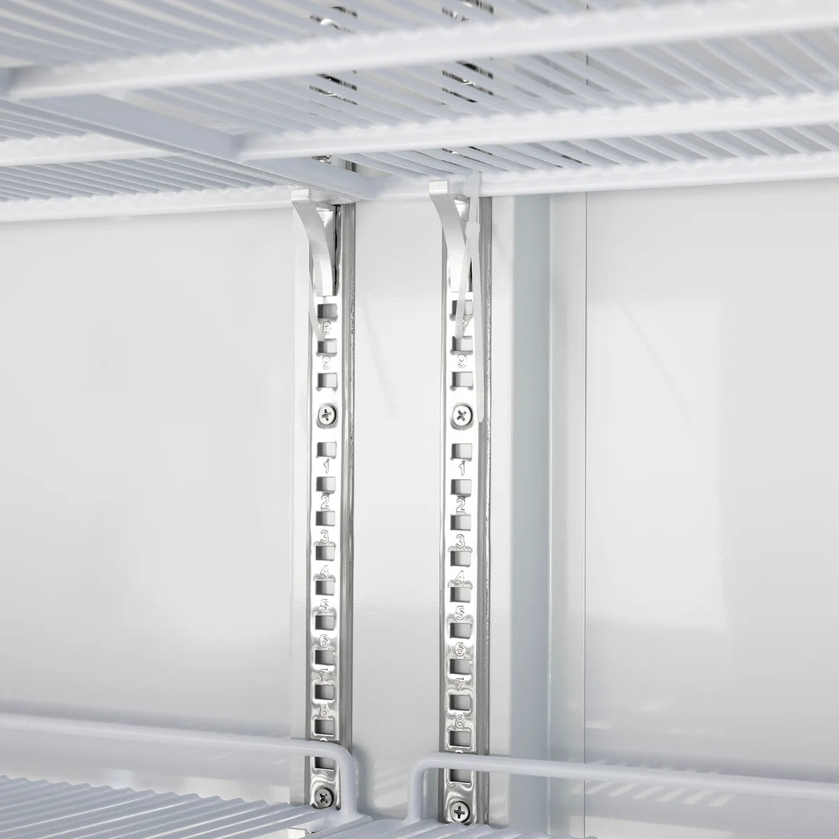 Gastro-Cool GD1050 Getränkekühlschrank 1060 Liter mit 2 Klapptüren, LED Beleuchtung, silber