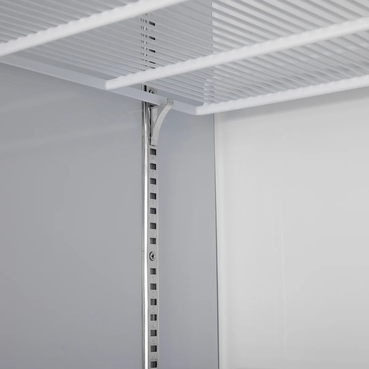 Gastro-Cool GD1050 Getränkekühlschrank 1060 Liter mit 2 Klapptüren, LED Beleuchtung, silber