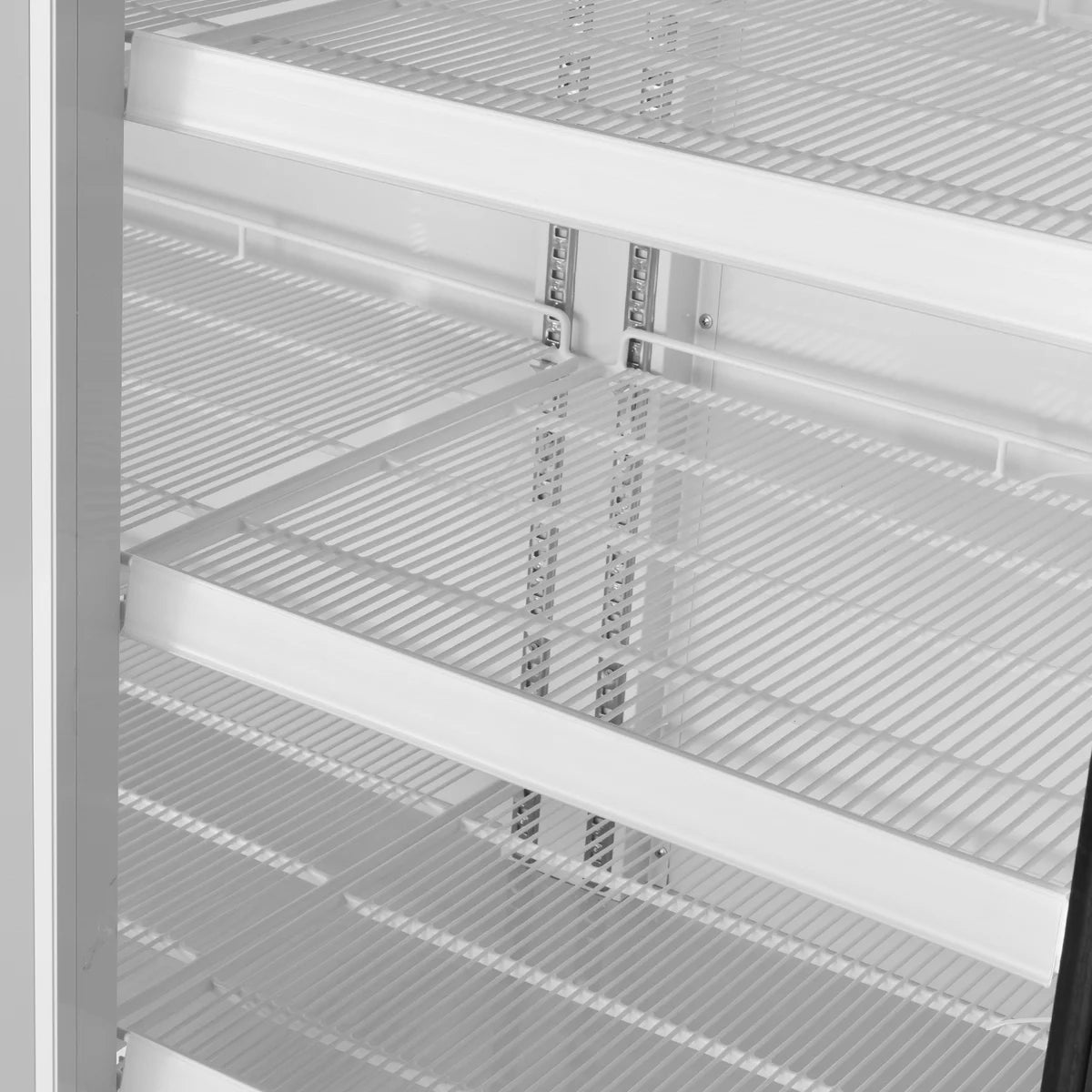 Gastro-Cool GD1050 Getränkekühlschrank 1060 Liter mit 2 Klapptüren, LED Beleuchtung, silber