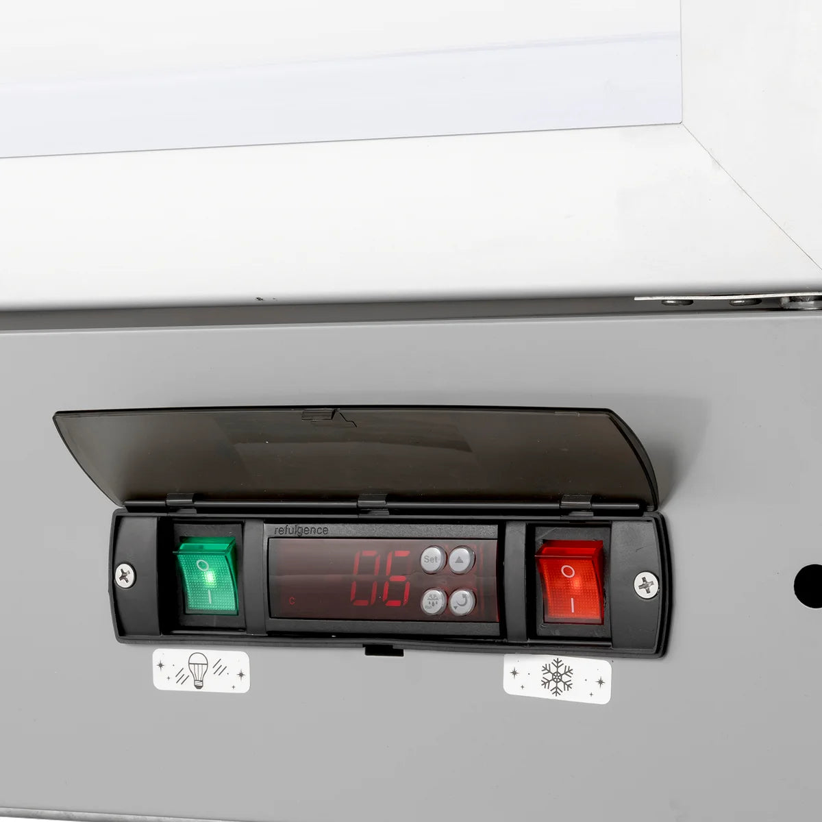 Gastro-Cool GD1050 Getränkekühlschrank 1060 Liter mit 2 Klapptüren, LED Beleuchtung, silber