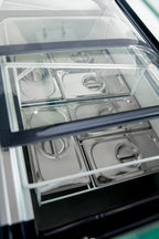 Speiseeisvitrine mit Glas-Schiebedeckel – 6 x 5 L – 273 L – schwarz