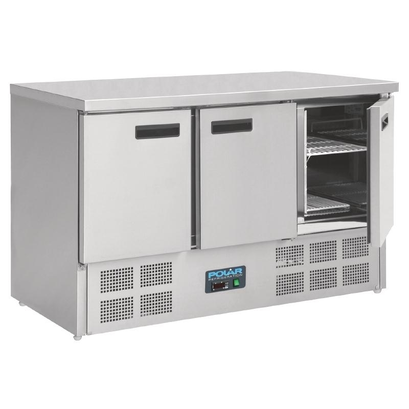 Gastro Kühltisch Polar 3/0 Mini - 3 selbstschließende Türen, 368 Liter, 1370x700x880 mm, GN-Behälter: 9 x GN 1/1, Umluftkühlung