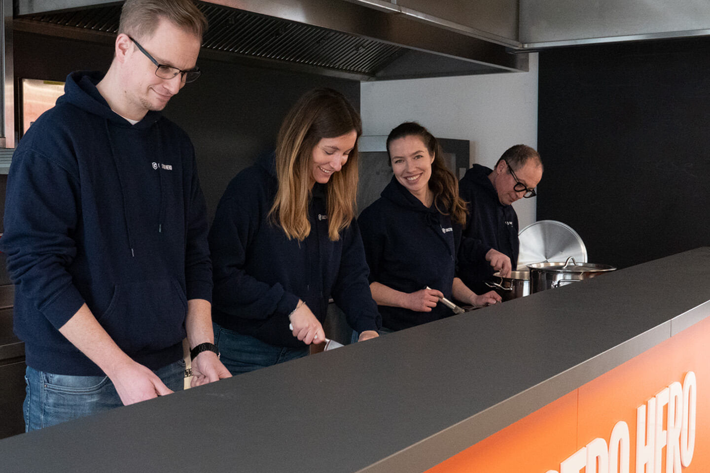 Bild von vier Menschen, die kochen.